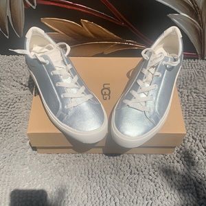 UGG silverCute, Comfy , and stylish. brand new
